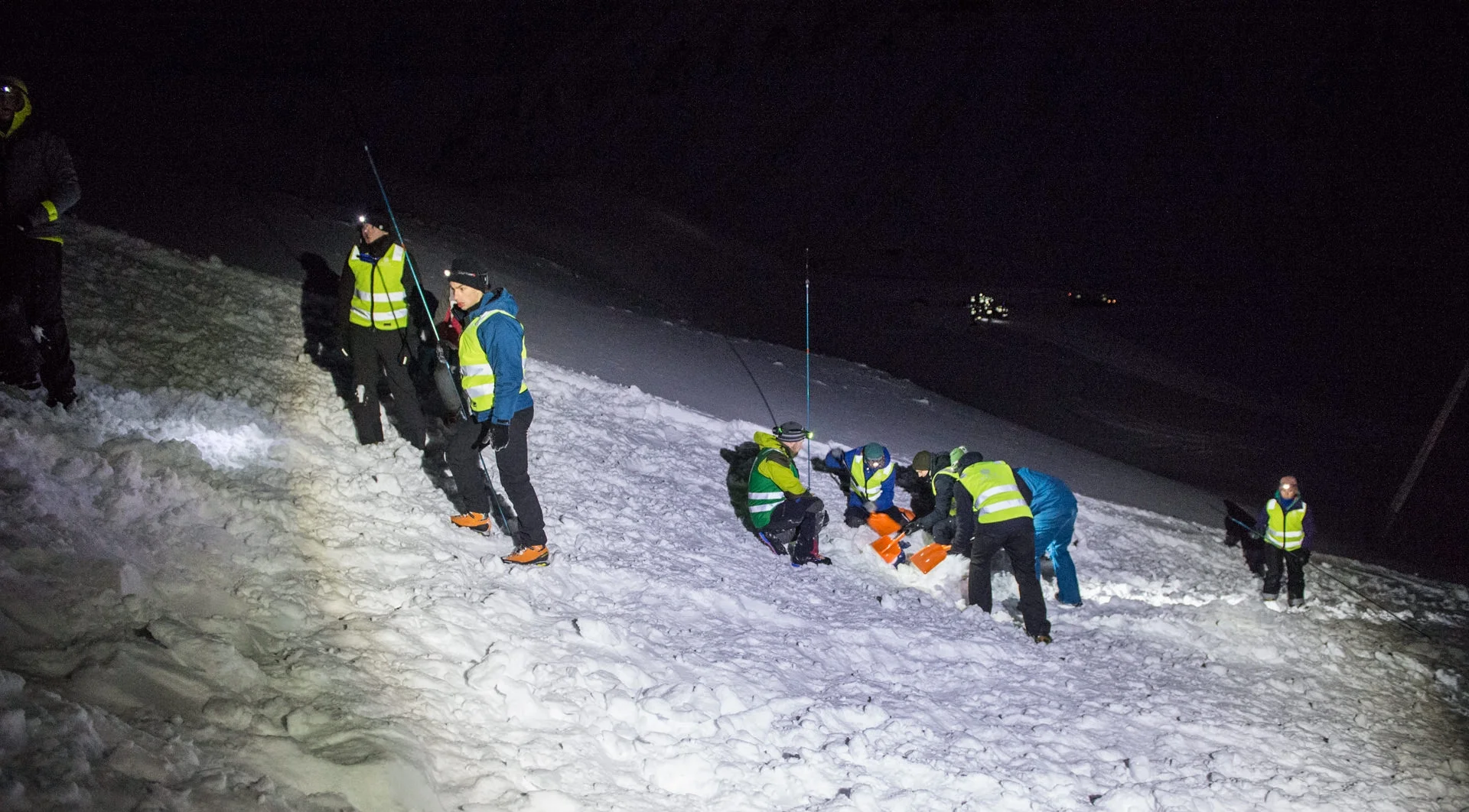 UNIS students digging through an “avalanche” during the UNIS winter field safety course. Photo: Frede Lamo / UNIS