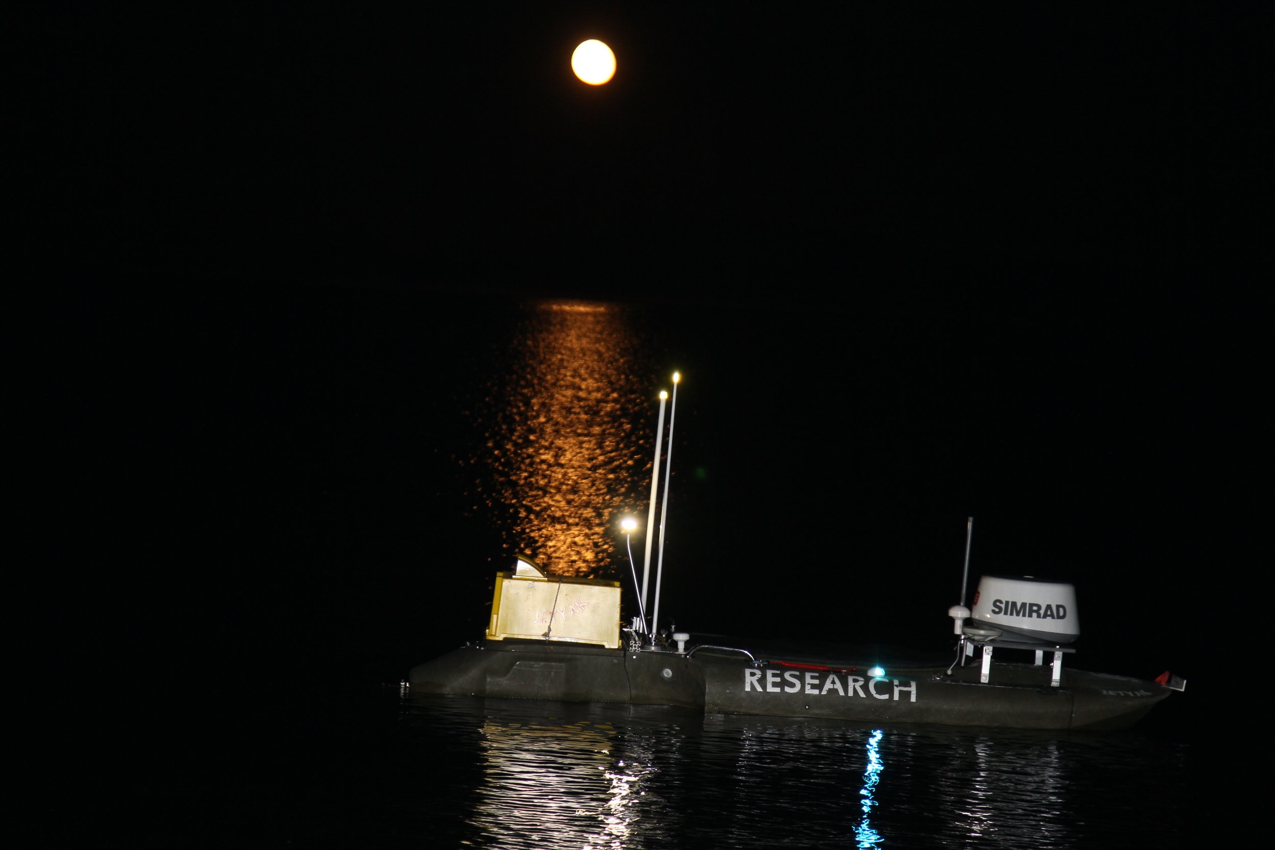  This vessel is unique and carries a variety sensors that register everything from small marine plankton to fish. It can measure temperatures and salinity, chart the seabed, and a lot more besides. Researchers from UiT developed the prototype in coll