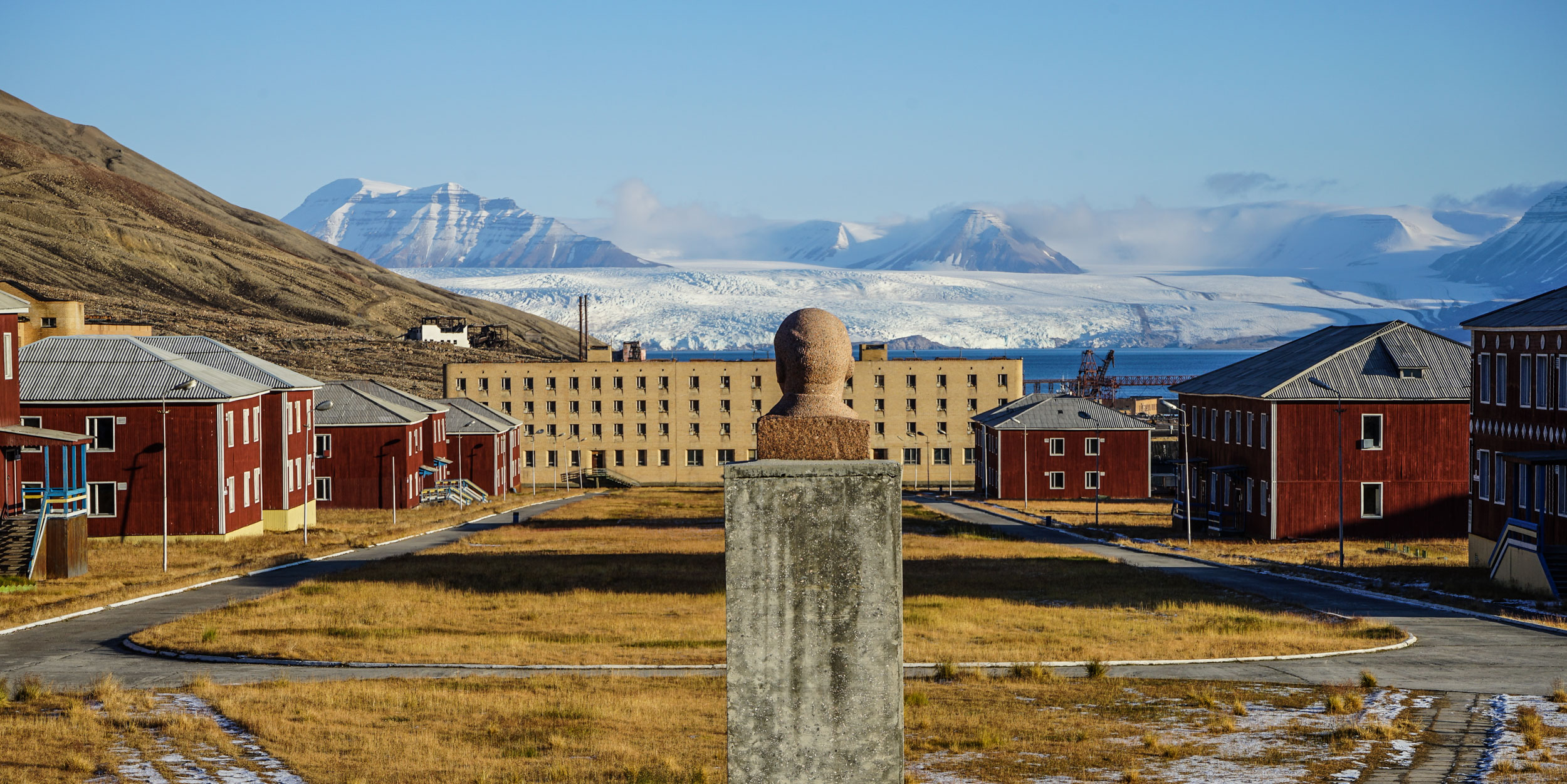 Comrade Lenin has a great panorama view over the town with the Nordenskiold glacier in the background. The town is still Russian state-owned.  JONAA©Thomas Nilsen