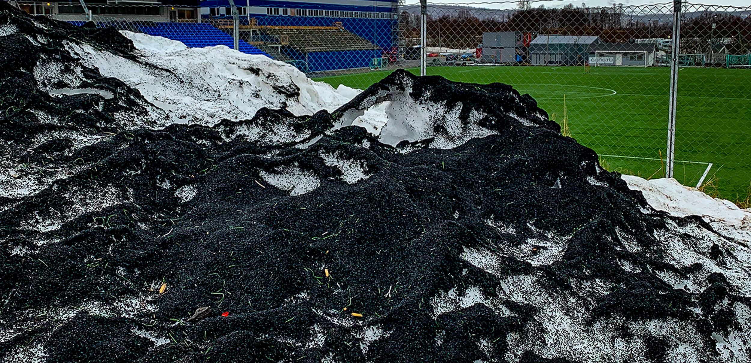 Norwegian playgrounds and artificial turf pitches are a source of pollution in the sea. Scientists have now worked out how much and how toxic rubber granules can be.  JONAA©Dorte Herzke/NILU