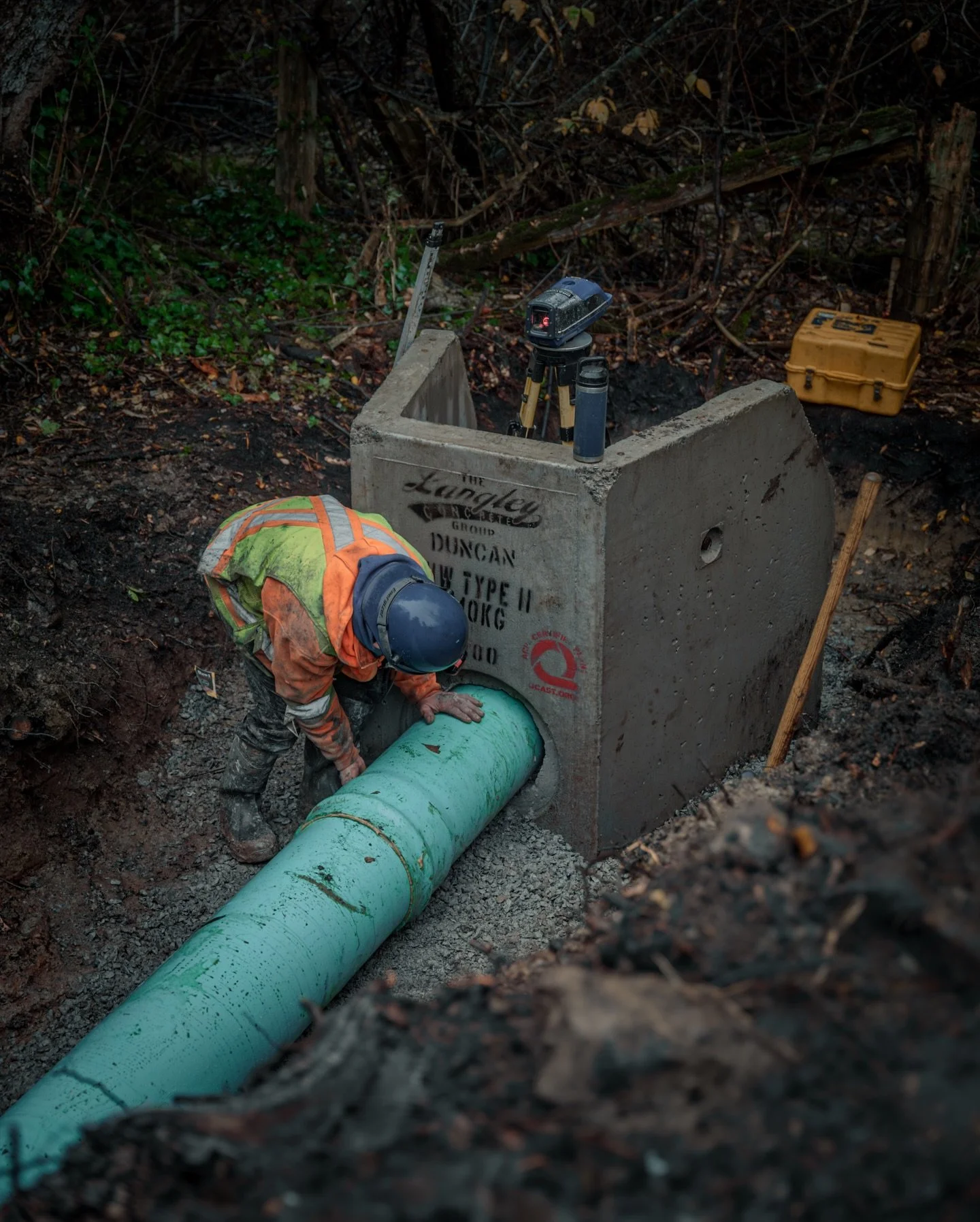 We build the stuff you rarely see but always rely on 👀💪
Drainage infrastructure captures rain runoff, controls erosion, and safely redirects the water away from the roadway - keeping both nature and drivers happy 🚗💧

#civilconstruction #draycor