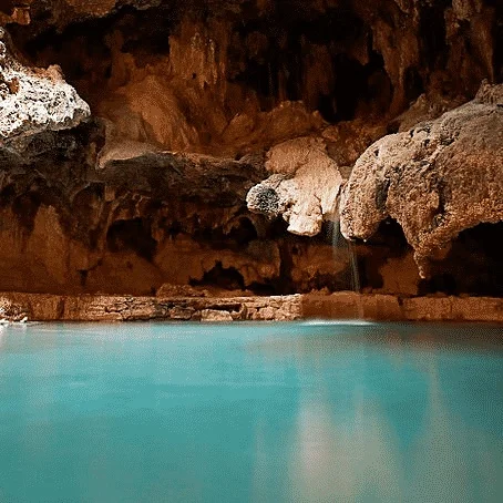 Cave & Basin National Historic Site ©Kimpayant