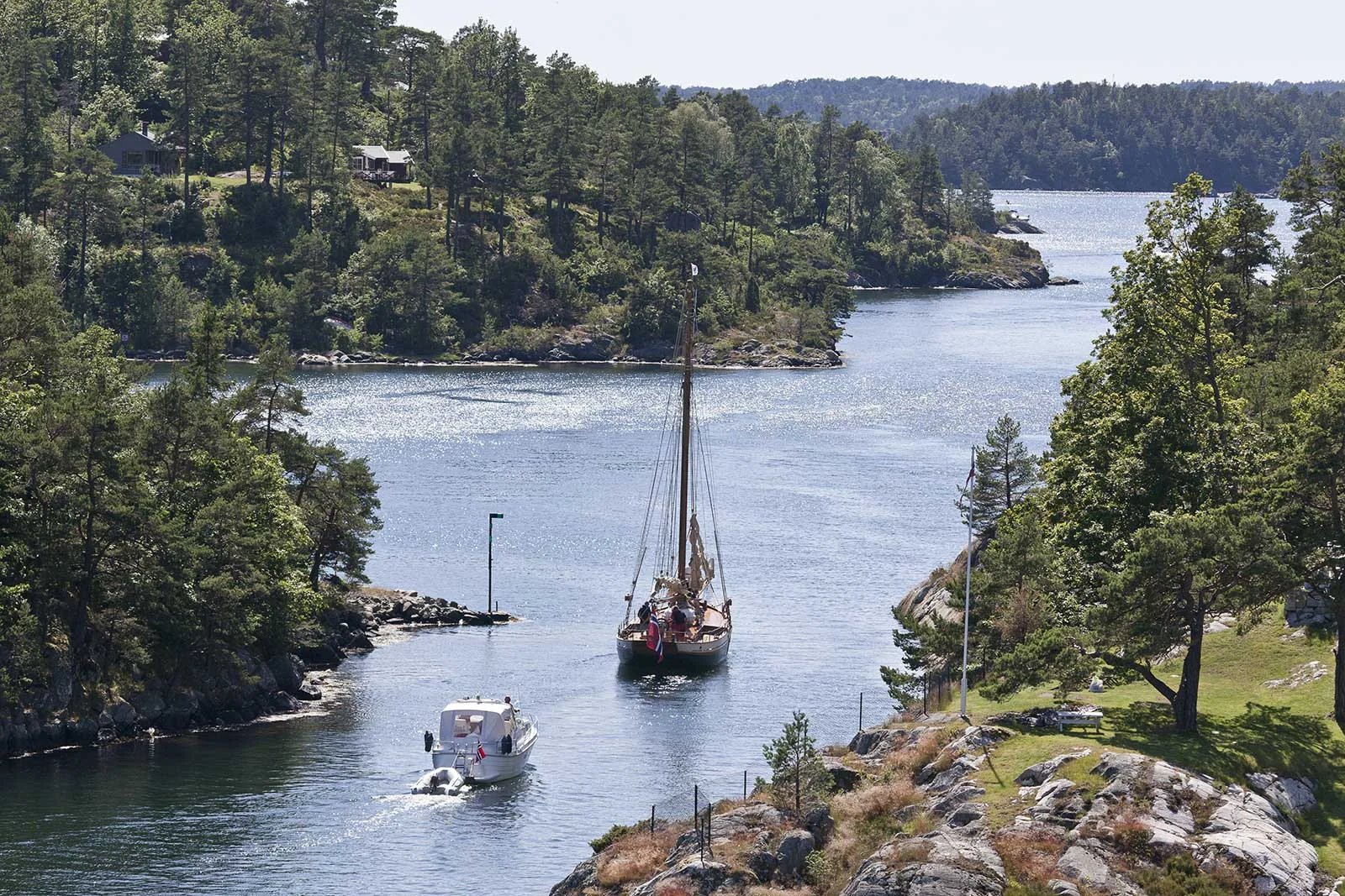 The photos are shot at Blindleia, an inland waterway stretching from Skauerøya in the east to the Ulvøysund in the west of Lillesand Municipality. Many people, including Norway’s royal family, consider Blindleia to be one of Norway’s most beautiful coastal areas, the ‘fillet mignon’ of the southern archipelago.
