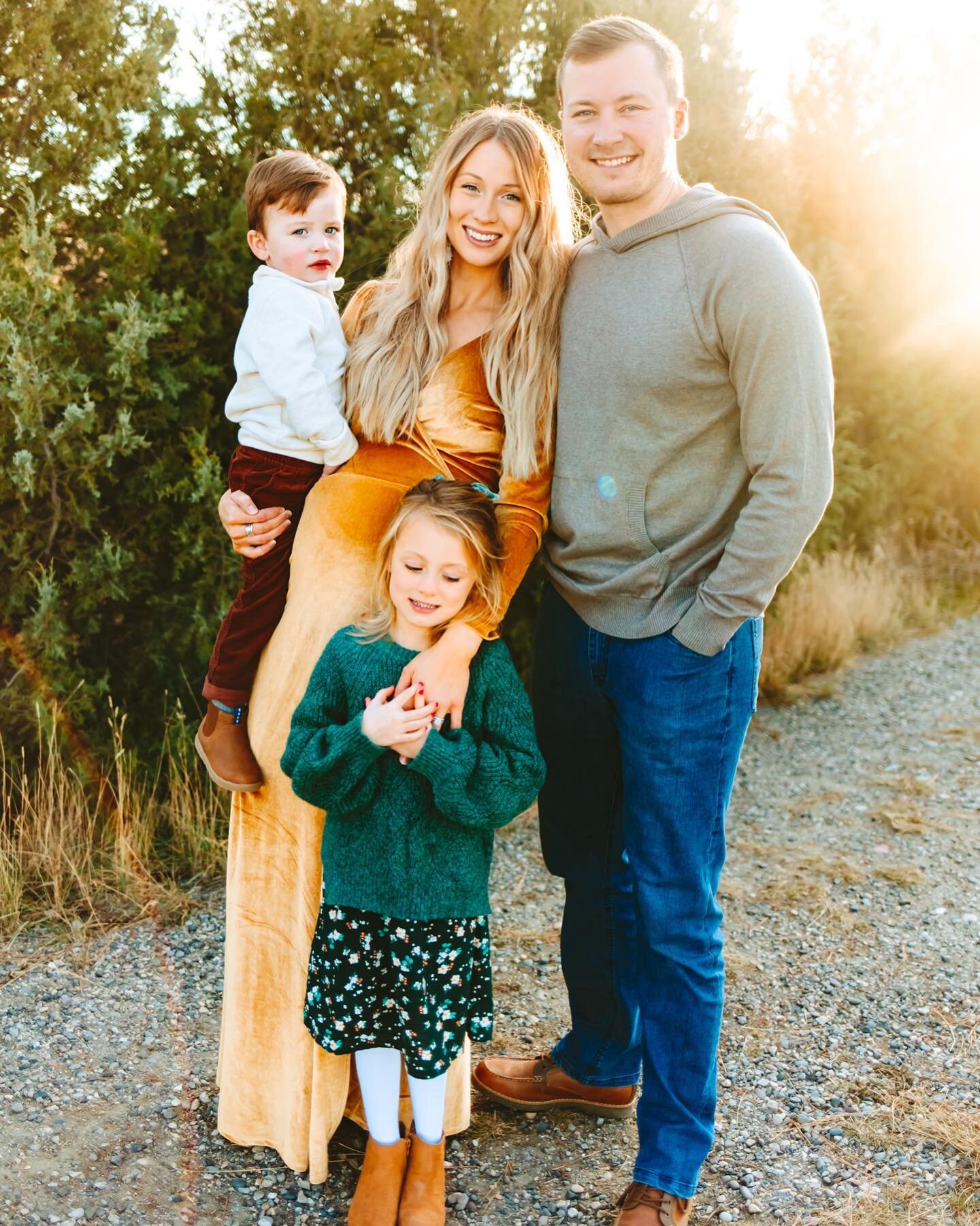 **𝗚𝗜𝗩𝗘𝗔𝗪𝗔𝗬**⁣
⁣
🎉My Birthday is TOMORROW and I can&rsquo;t think of a better way to celebrate than by doing a giveaway! ⁣
⁣
The Details: ⁣
⁣
2023 Fall Family Session! ($650 value) ⁣
✅Syle guide ⁣
✅Access to client dresses⁣
✅Prep guide⁣
⁣
To 