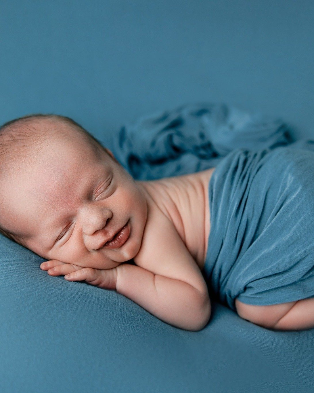 You know when you meet people that you are just instantly drawn to? That is the Klingers for me, so easy to talk to I just love it when I get to spend time with them! Beckham is the second baby boy I have gotten the privilege to photograph.  He is th