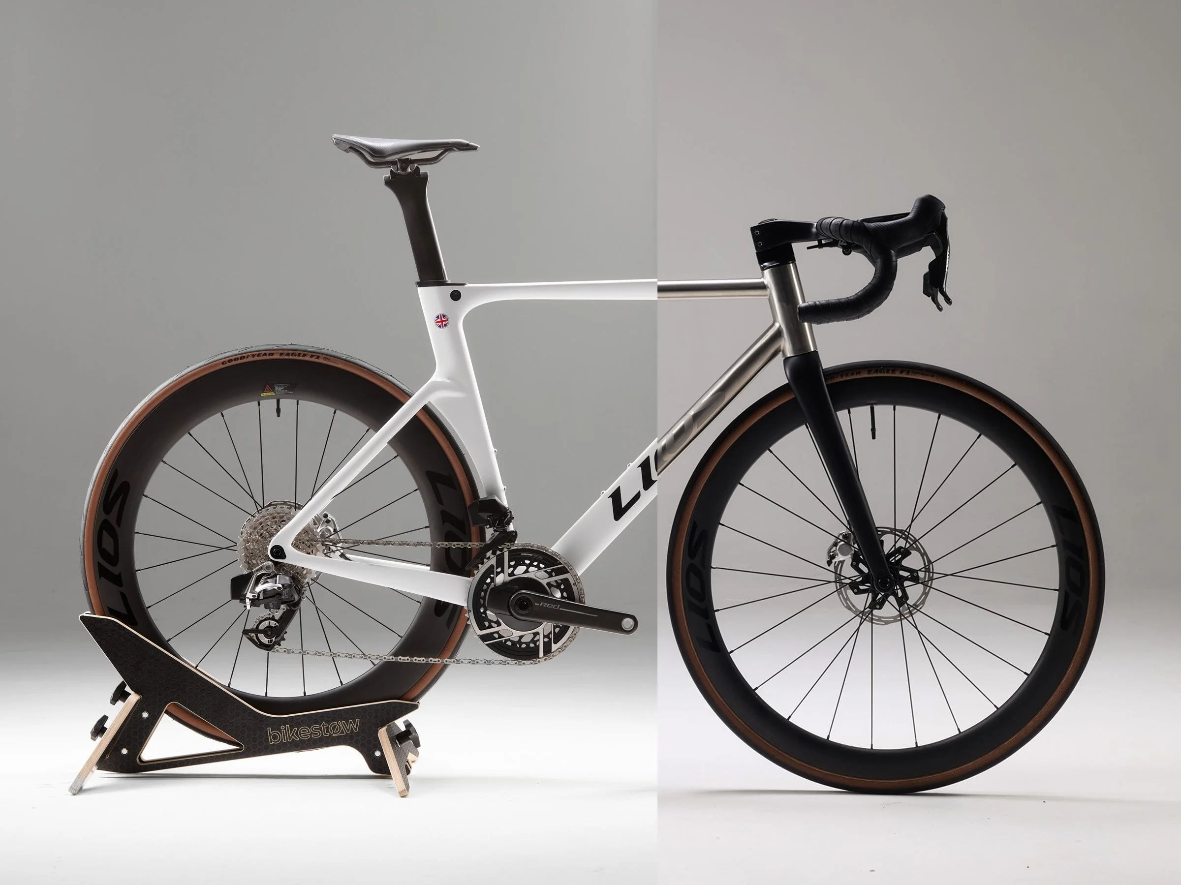 What’s the Difference Between a Carbon and Titanium Road Bike?