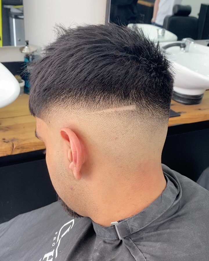 BORIS&amp;CO

It&rsquo;s the weekend and it&rsquo;s time to freshen up! Book your appointment today spaces free in Mirfield &amp; Leeds. 

Find us on @booksyuk or send us a DM you can also use our website link in bio.