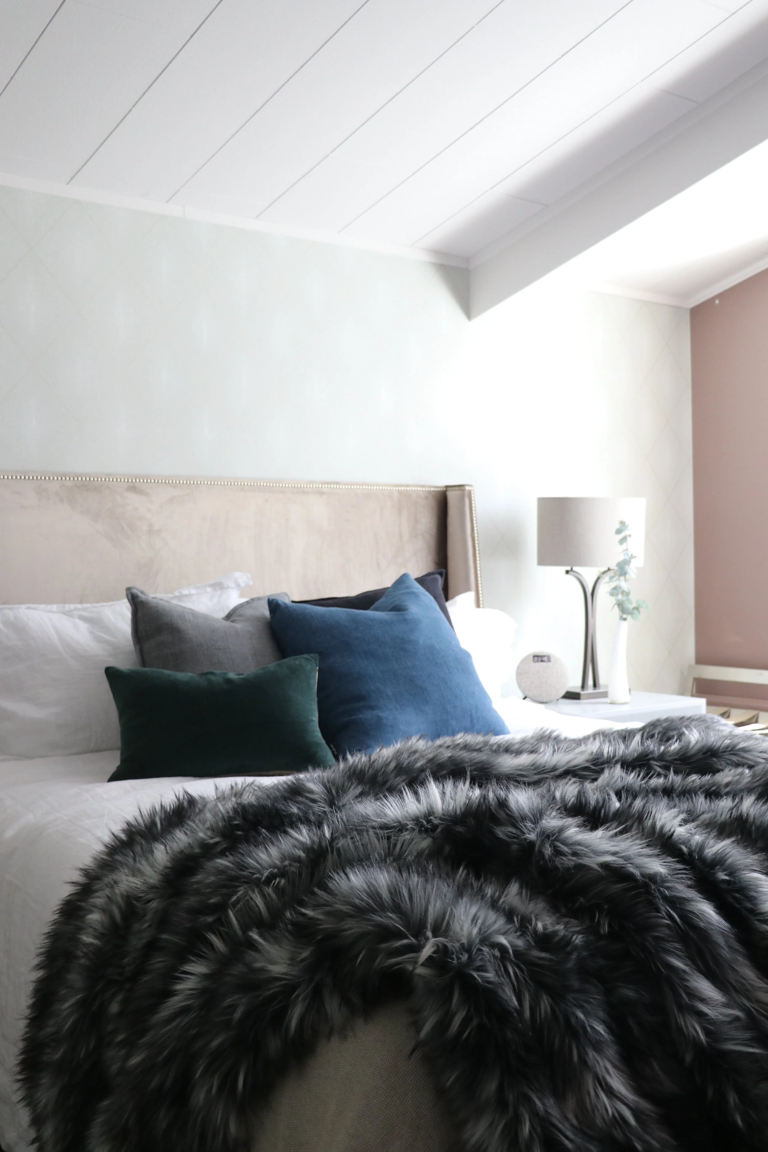 Alaskan Wolf throw - Scene 1.JPG