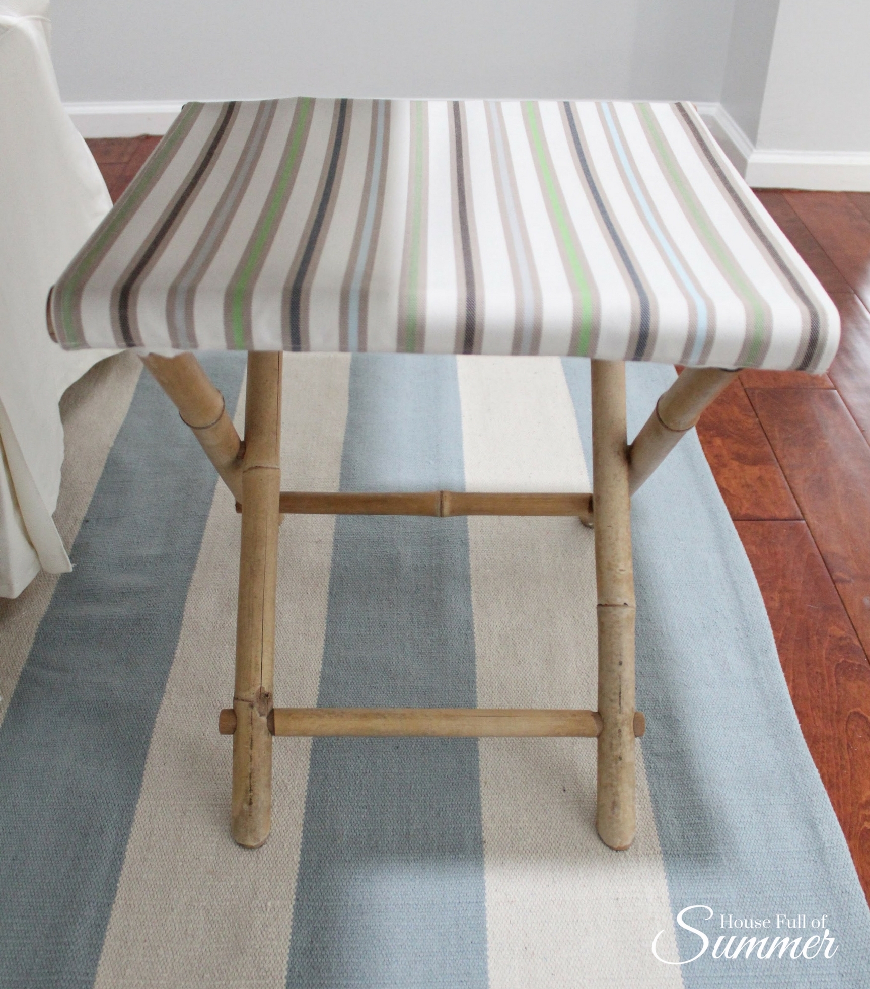 Aren't these folding bamboo sling stools the cutest? 