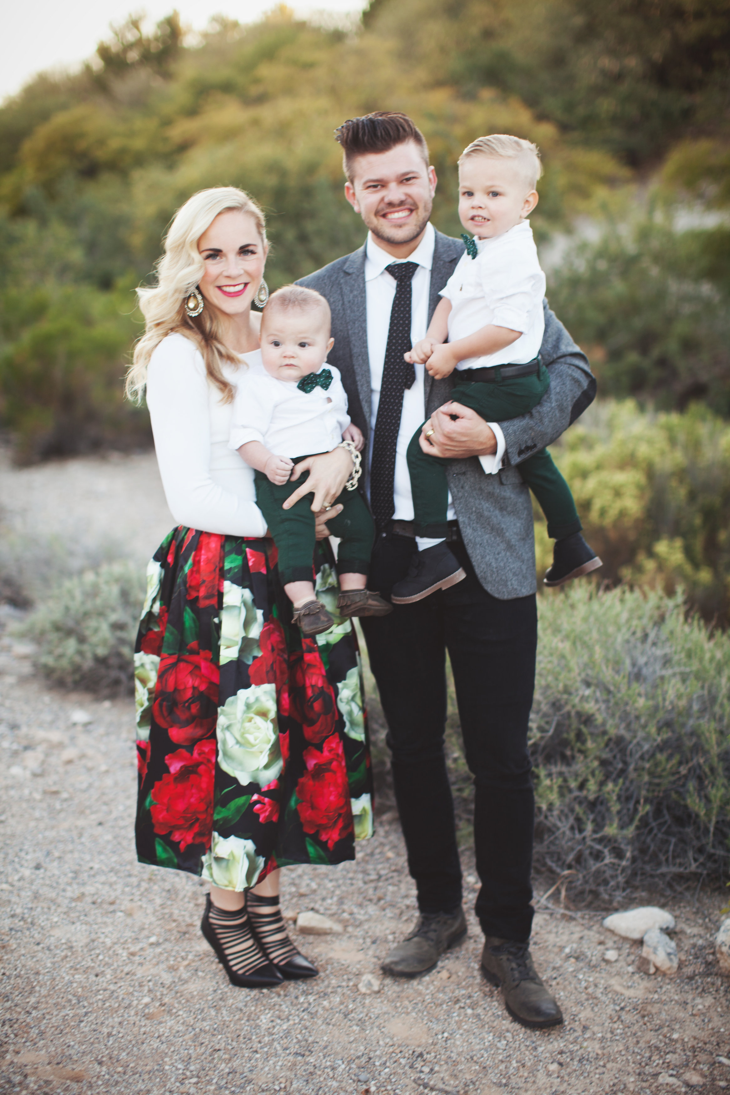 Family Picture Ideas by Las Vegas lifestyle bloggers Life of a Sister