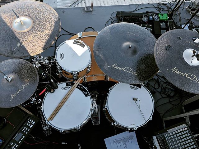 Played a show on a roof of a bathroom!
With @mannequinsbyday at @schoonerscayucos 
First gig rocking my full new set of @muratdirilcymbals 
#drummerisall
#vaterdrumsticks
#evansdrumheads
#spdsx
#hybriddrumming
#hybriddrums
#dw
#dopebeats
#beats
#slom