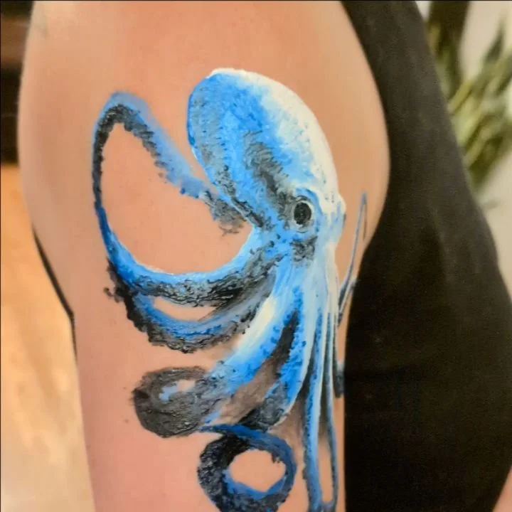 I forgot how much I love doing body art. Took me a few minutes to get used to the texture, but this piece was a lot of fun. Looking forward to doing more!

.

Thanks for modelling @rhyannon5! &hearts;️

.

.

Mehron Makeup Paint

.

.

.

.

#octopus
