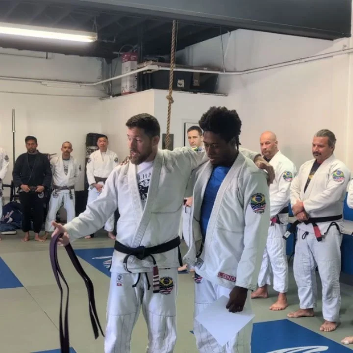 I got my purple belt today! I'm going to miss my blue belt, but I'm excited for what's next. Looking forward to getting better with my team. I'm grateful to be surrounded by so many great people. Oss! 💜
&nbsp;.
Thank you for everything @colhadobjj
.