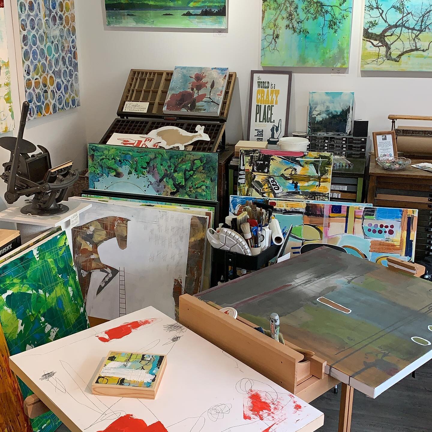 How many projects do you have going at once? The studio is getting tighter and tighter every day. 

#makeart #artinprogress #smallstudio #number52studio #mixedmedia #paintings #prints #fortlangleyartist