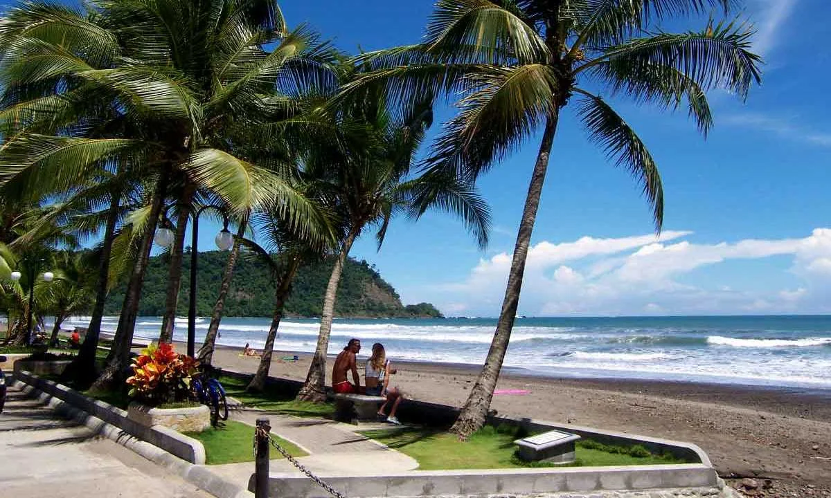 boluevard playa Jaco.jpg