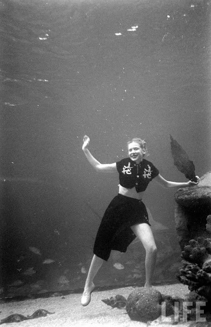 underwaterfashionshow2c1947282729.jpg