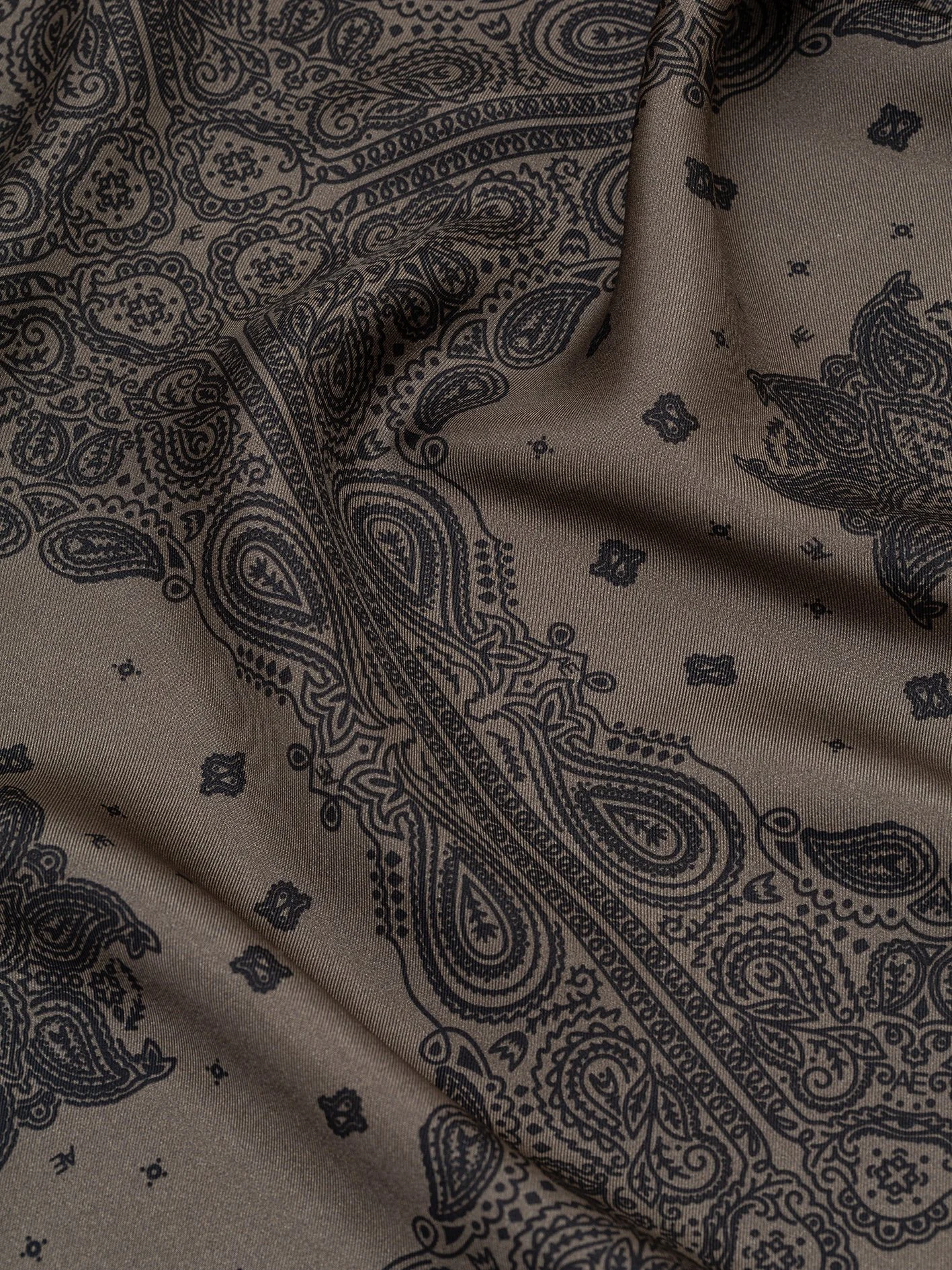 MINIMAL_BANDANA_SILK_SCARF_68_ANTRACITE_2.jpg
