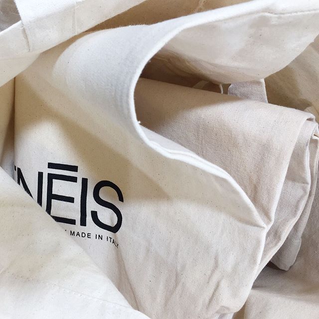 AENĒIS tote bags | spot them in Paris as we gave them to our buyers 🖤
#aeneisparis #pfw #tranoi #parisianstyle #paris