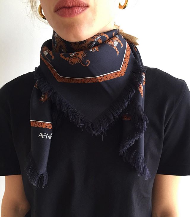 Friday eve | Wrap it up! 
#silkscarf #aeneisparis #styleinspo #parisianstyle #絹のスカーフ #pfw