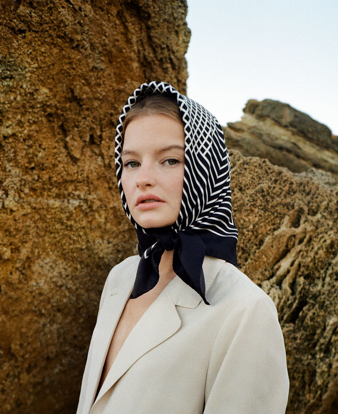 aeneis_silk_scarf_style_minimal.jpg