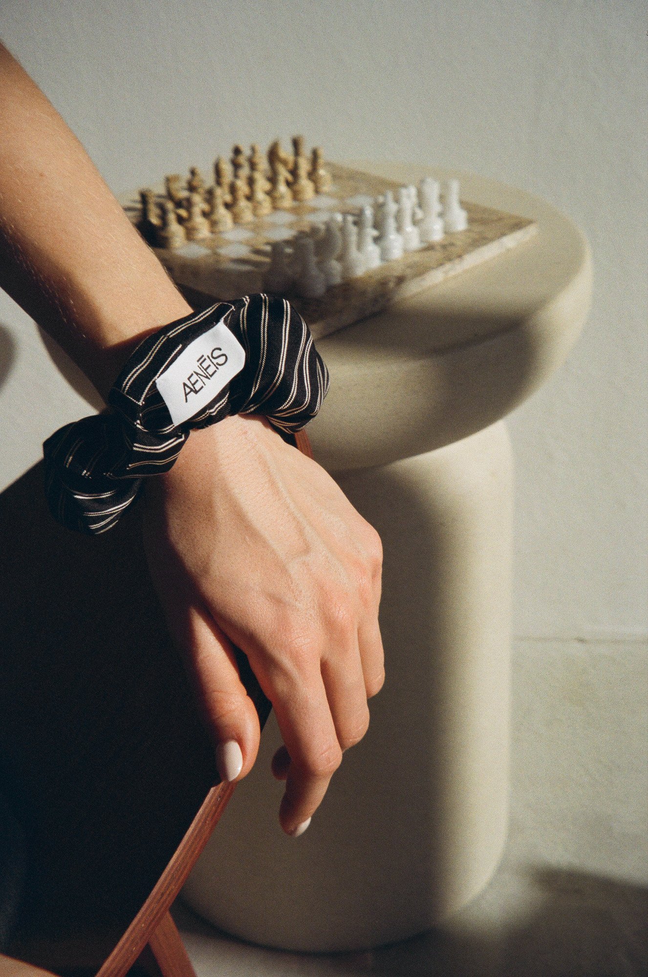 LUI_CLASSIC_STRIPED_SILK_SCRUNCHIE_BIG_BLACK_1.jpg