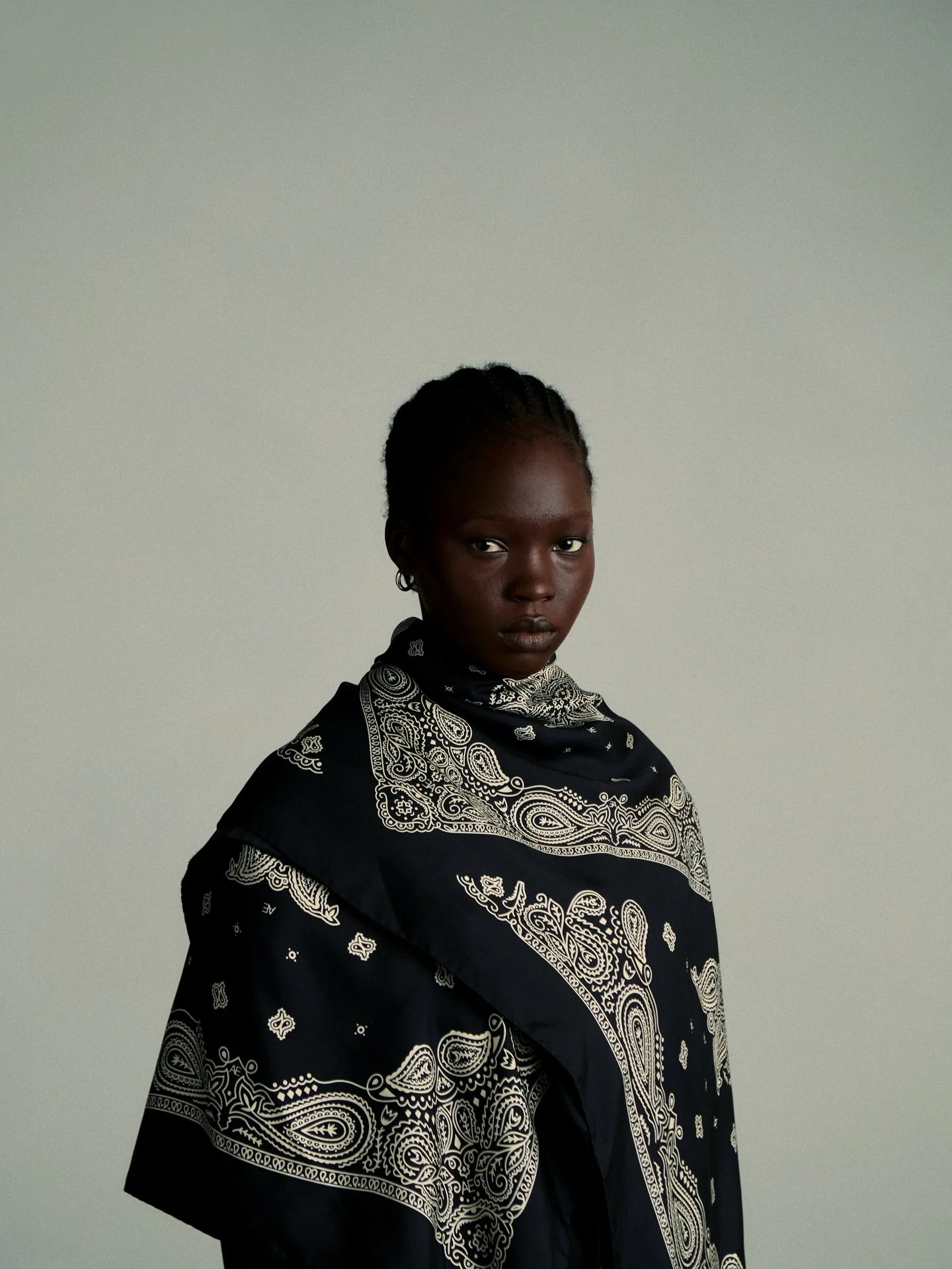 .
Style | Minimal Bandana print Black
Collection | Core classic
Type | Silk Shawl
Dimension | 135 
Material | Silk Twill
Occasion | Everyday
Made in | Italy
Designed in | Switzerland