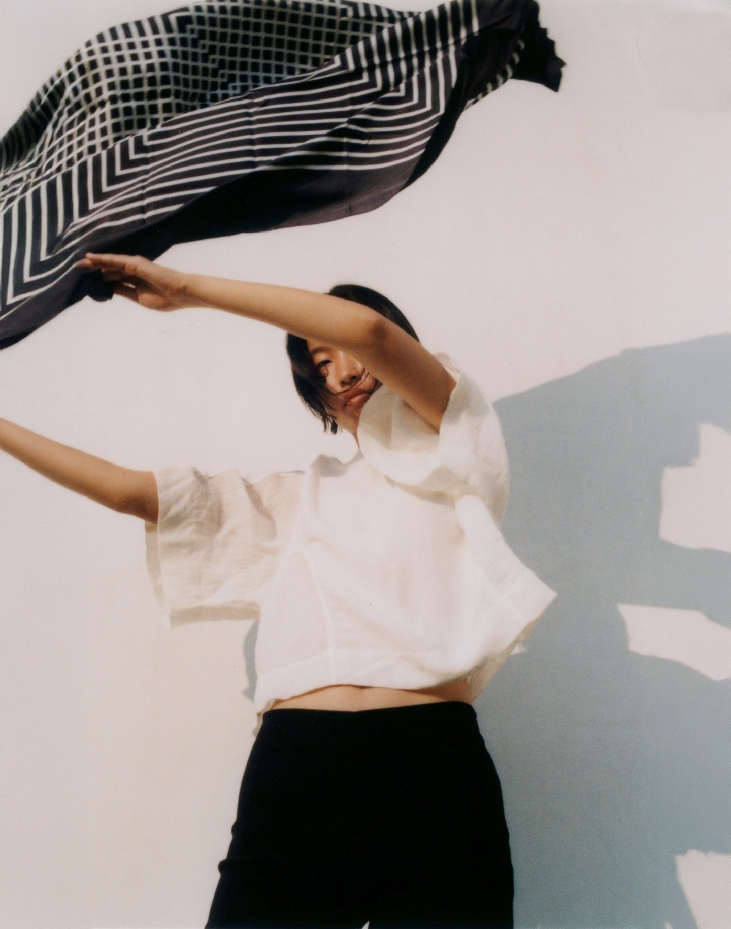 A new addition to our shawl family for the colder season: the Minimal Illusion silk shawl in black.
135 &times; 135 cm of pure silk twill, made in Como, Italy.

Photographer: Any Okolie @anyokolie 
Stylist: Maria Teresa Strippoli @themiti.s