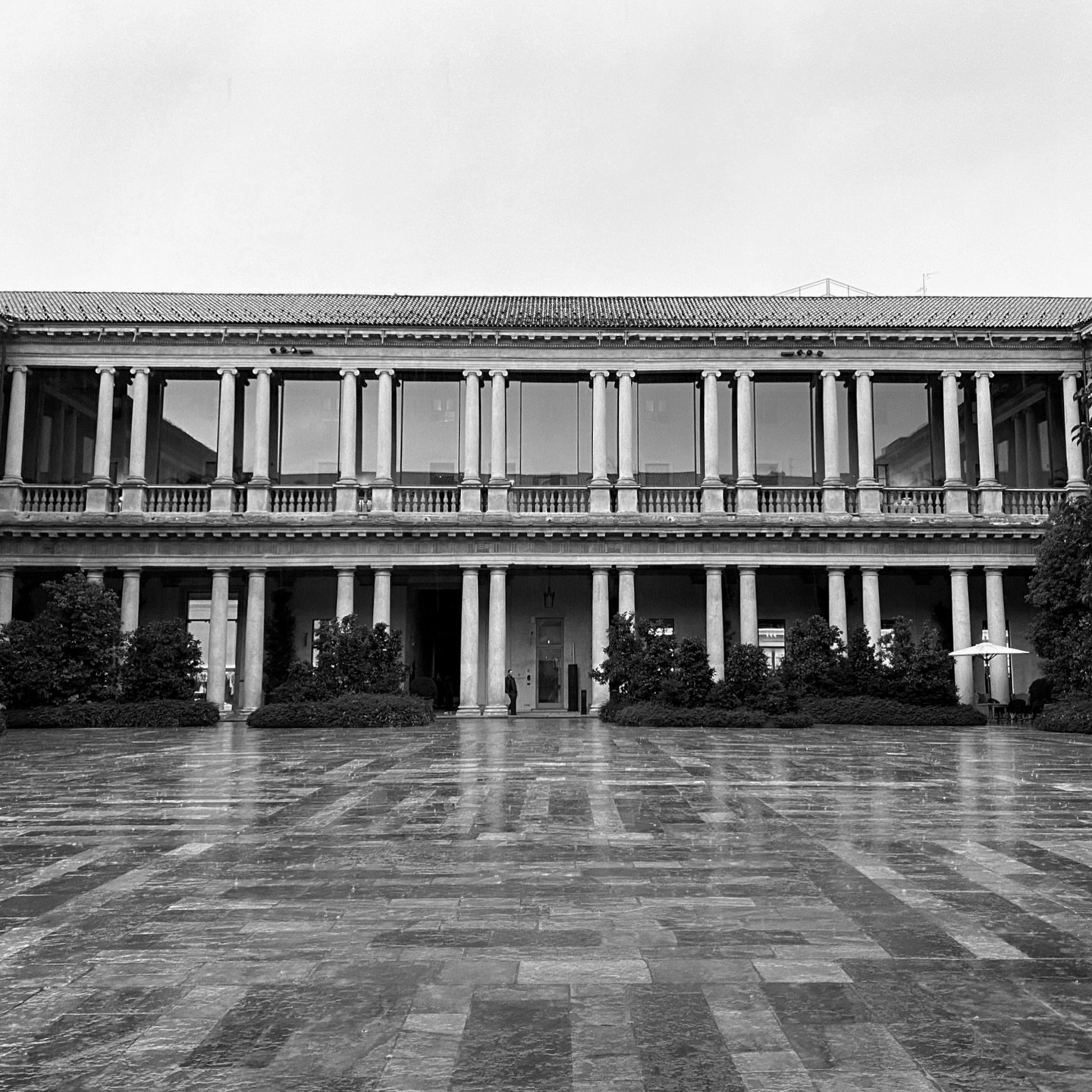 1. Piazza Quadrilatero Milano
2. Antonia @antoniamilano 
3. AENĒIS