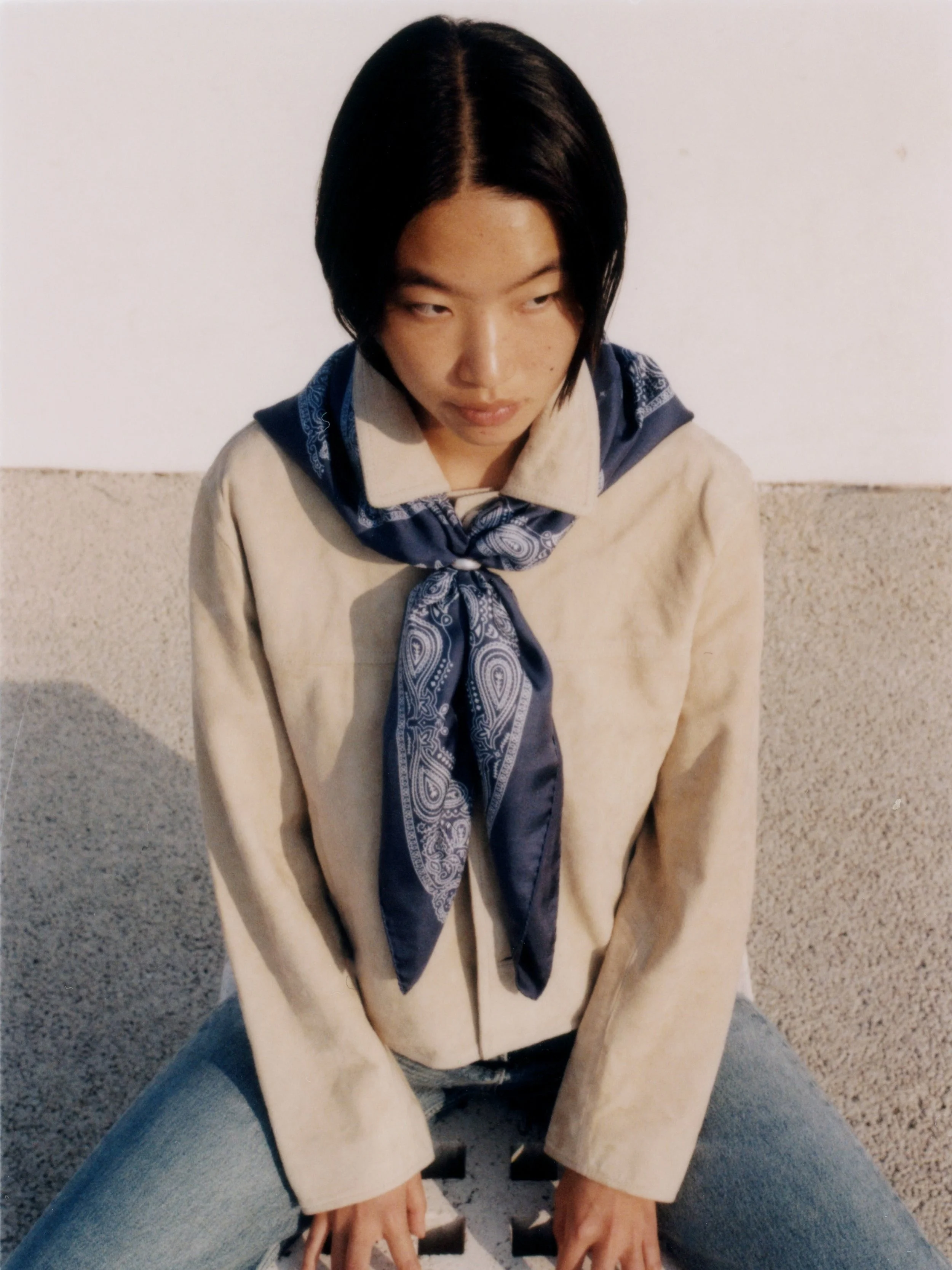 The Minimal bandana silk scarf 90, Notte. 
Photography @anyokolie