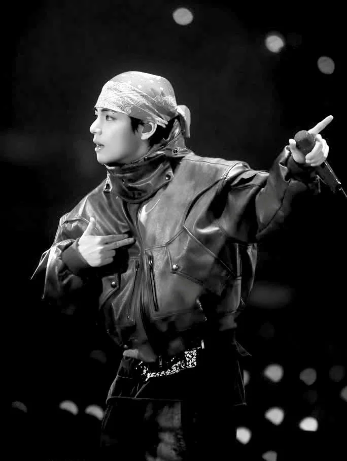 Kim Tae-hyung @thv of BTS @bts.bighitofficial during the World Tour &lsquo;ARIRANG&rsquo; in Goyang wearing AENĒIS Minimal Bandana silk scarf 70 Red. 

#thv #kintaehyung #bts #aeneis