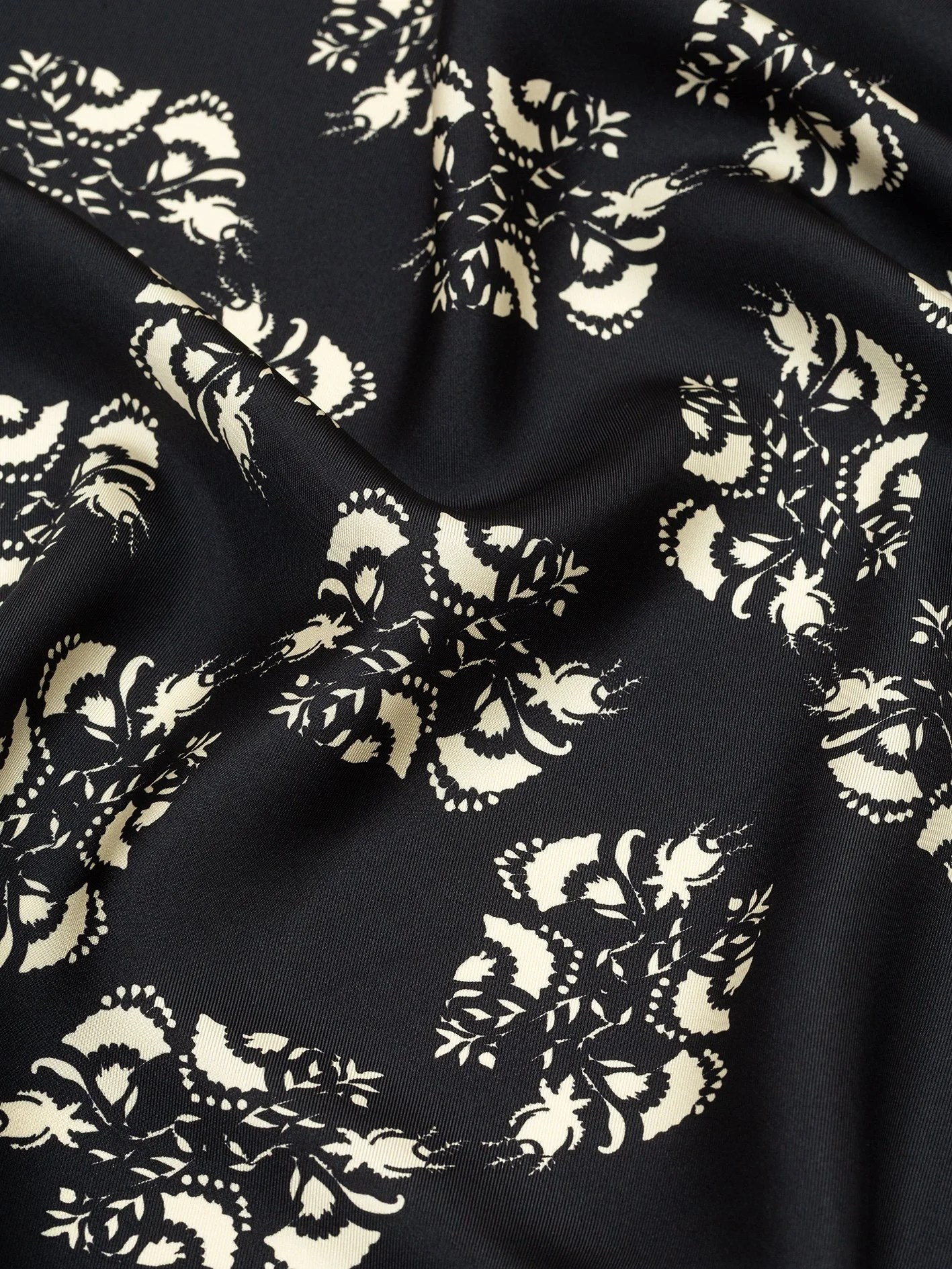 LACE_TAPESTRY_SILK_SCARF_68_BLACK_2.jpg