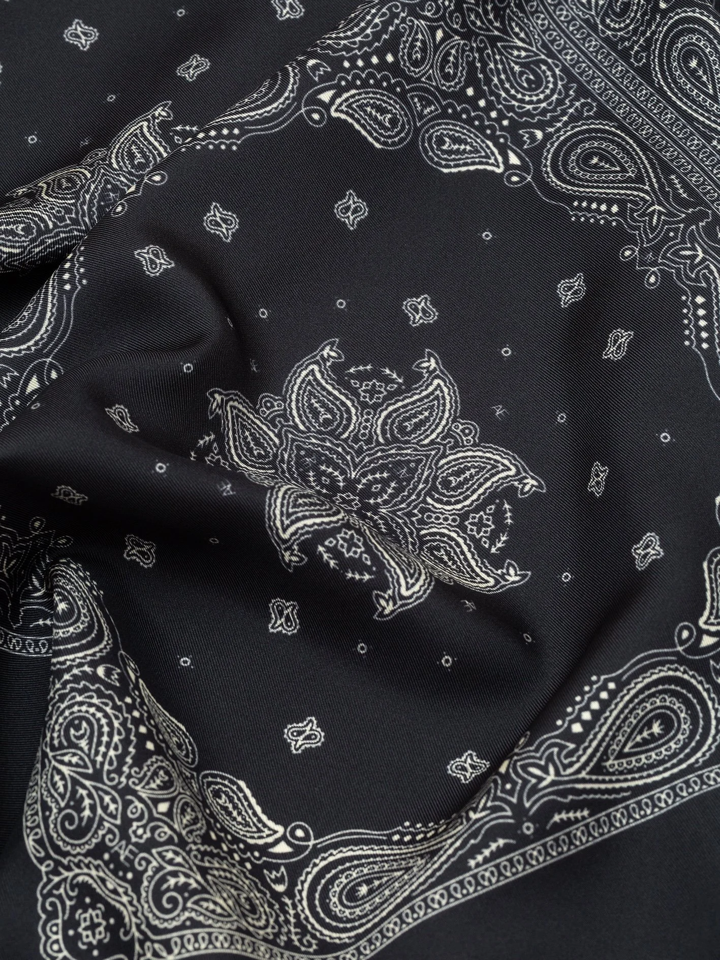 MINIMAL_BANDANA_SILK_SCARF_90_BLACK_2.jpg