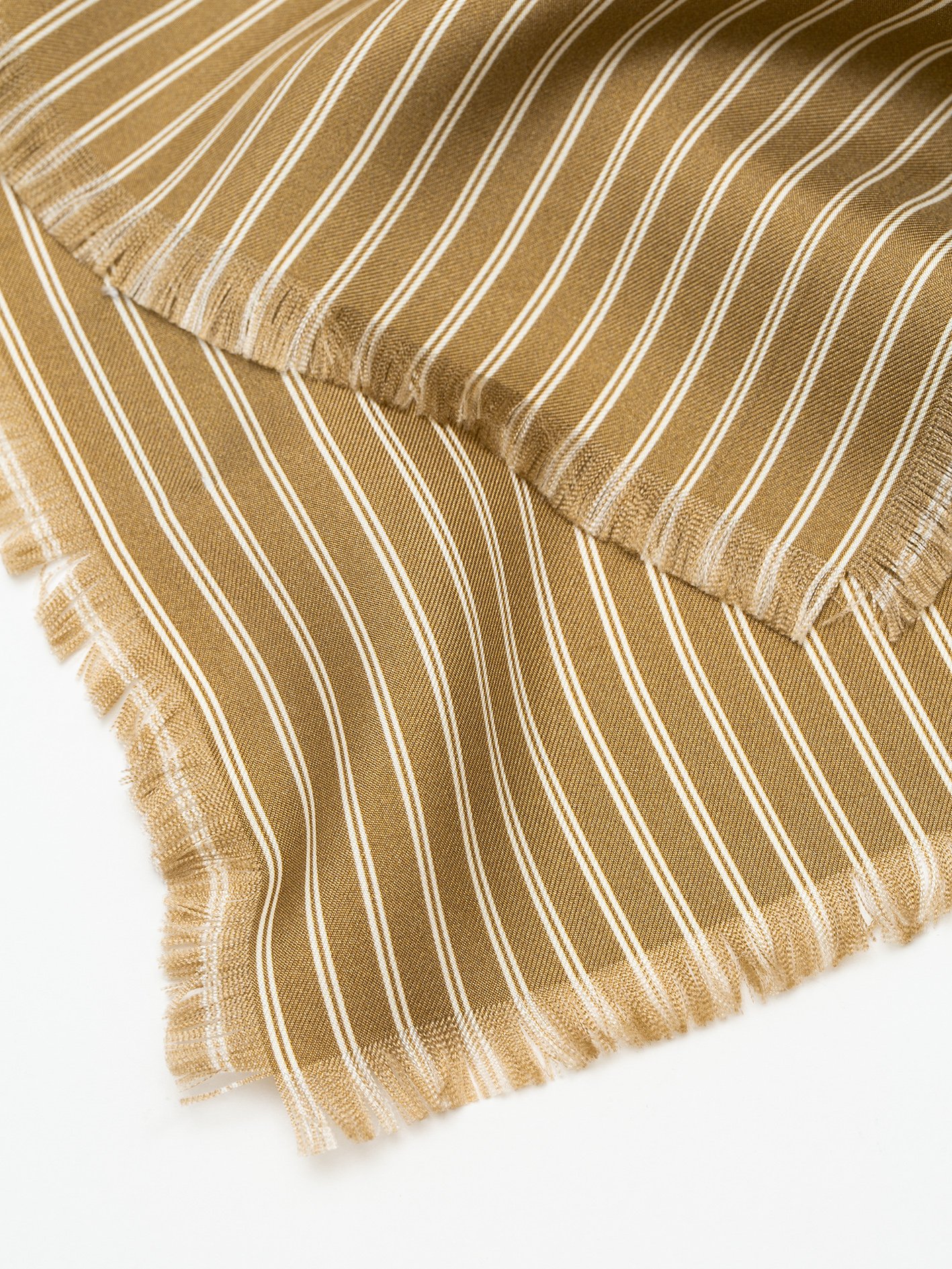 LUI_CLASSIC_SCARF_90_FRING_SABBIA_2.jpg
