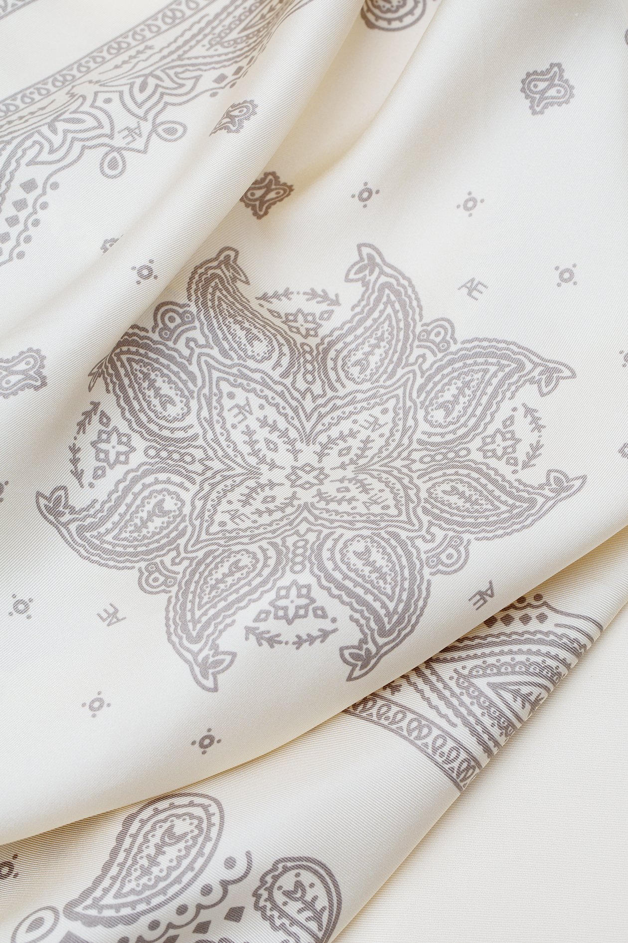 MINIMAL_BANDANA_SILK_SCARF_140_LATTE_B.jpg