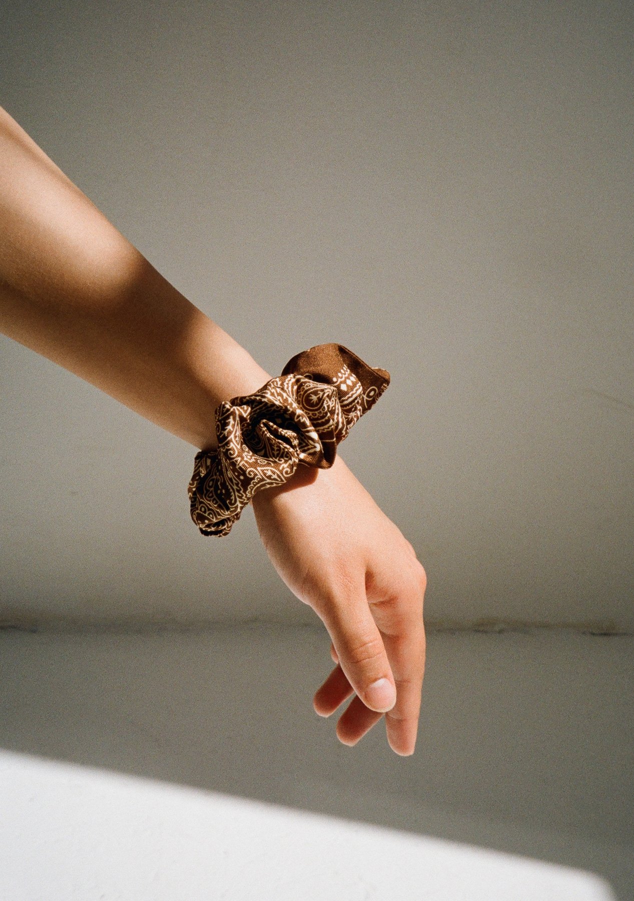 MINIMAL_BANDANA_SILK_SCRUNCHIE_SIENNA.jpg