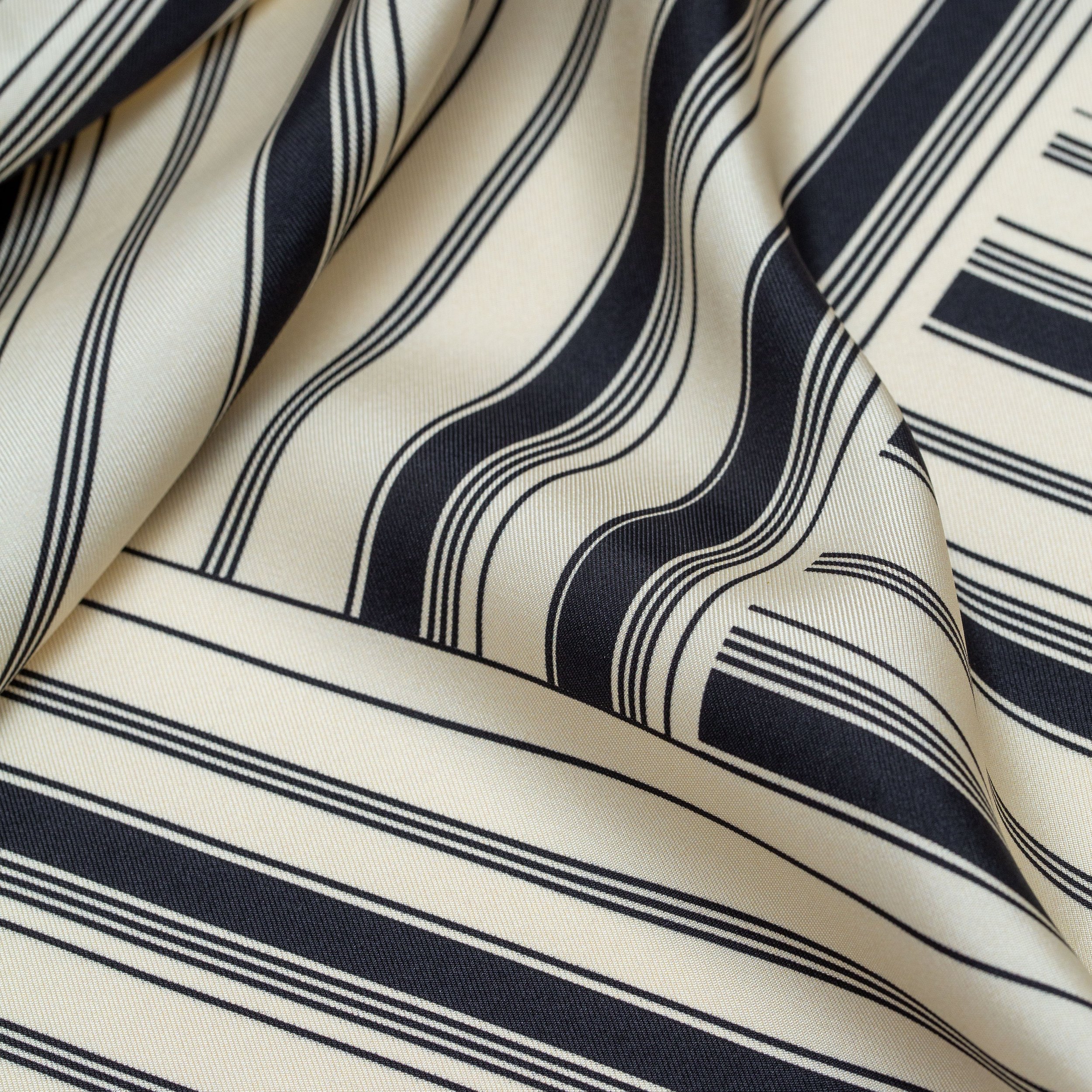 CLASSIC_STRIPE_SILK_SCARF_B&W_68_B.jpg