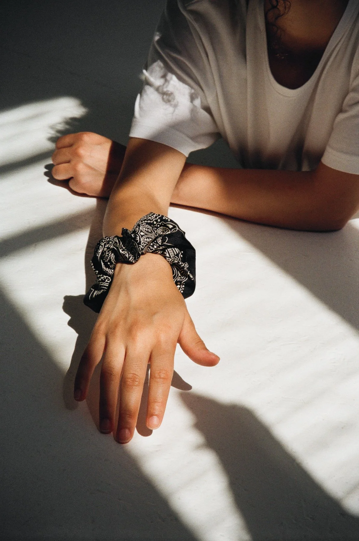 MINIMAL_BANDANA_SILK_SCRUNCHIE_BLACK_3.jpg