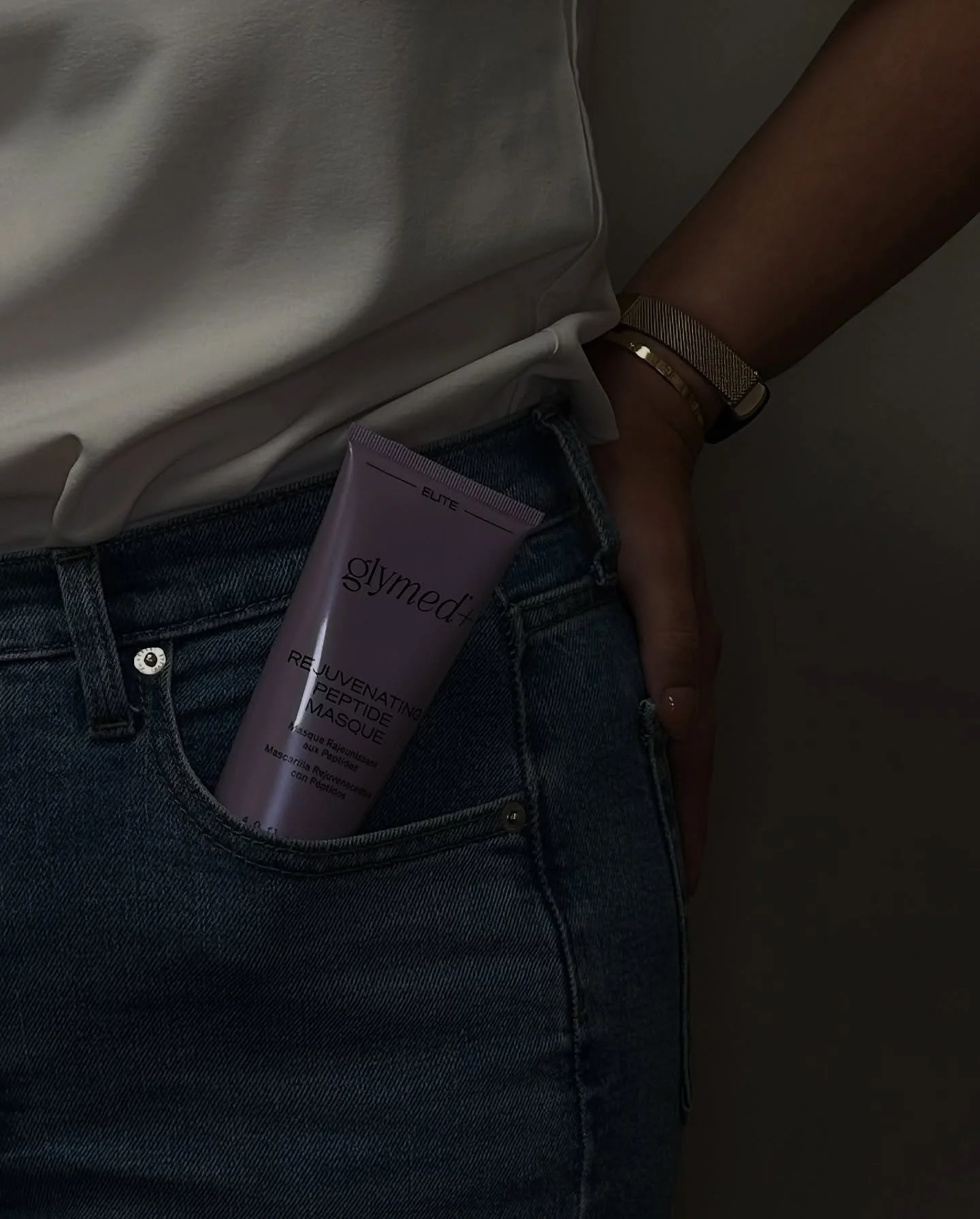 | The Revitalizing Signature | 

Experience the ultimate age-defying facial that will get everyone talking. This luxurious 60-minute facials combines a refining peptide peel, LED light therapy, and our powerful rejuvenating peptide masque &mdash; a b