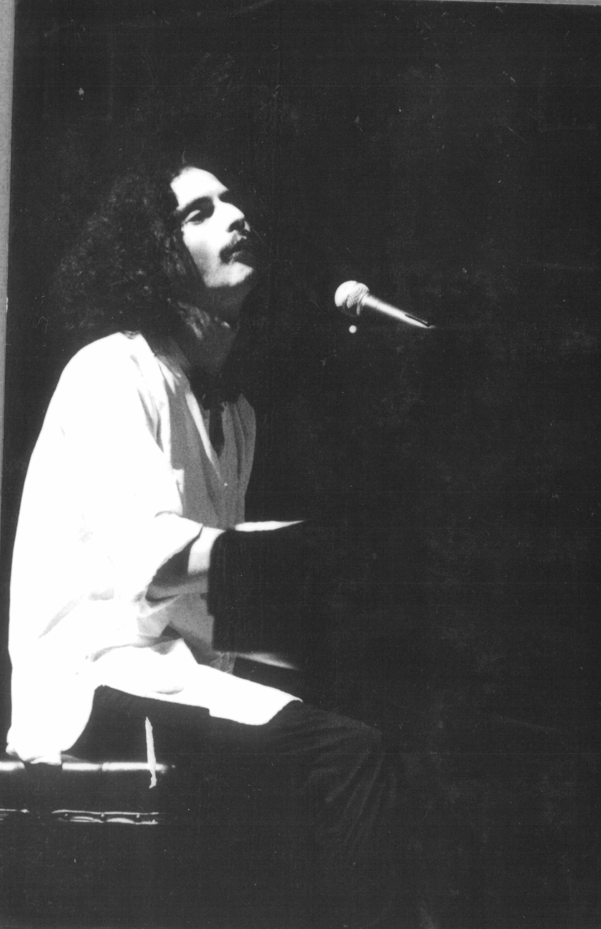  Corta pra dali a uns meses.  Reunião na casa da Márcia e dele, com a primeira trazendo sorriso e sanduíches e o segundo monologando ensandecido milhões de ideias e conceitos.  E a gente ali, Pezão e eu, só escutando.  Até que:  - Maaaaaaas voooocês 