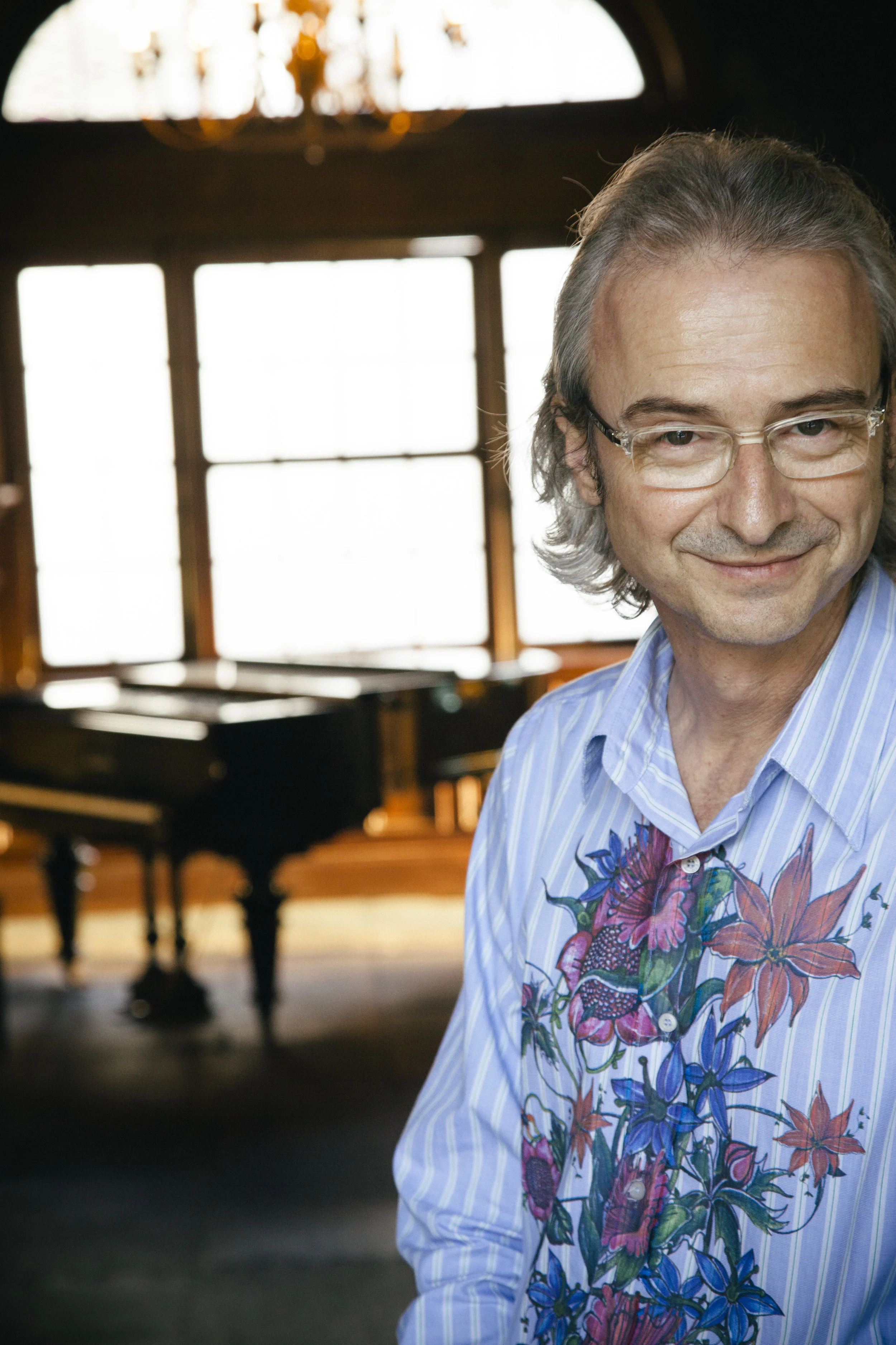   Fui assistir duas ou três vezes o seu show MÚSICAS DE CAMELÔ (hoje me arrependo de não ter visto mais!). E disse o que achava: era a síntese de tudo o que ele buscava há anos. Simplicidade, canções lindas que o povo adora e de produção fácil e prát