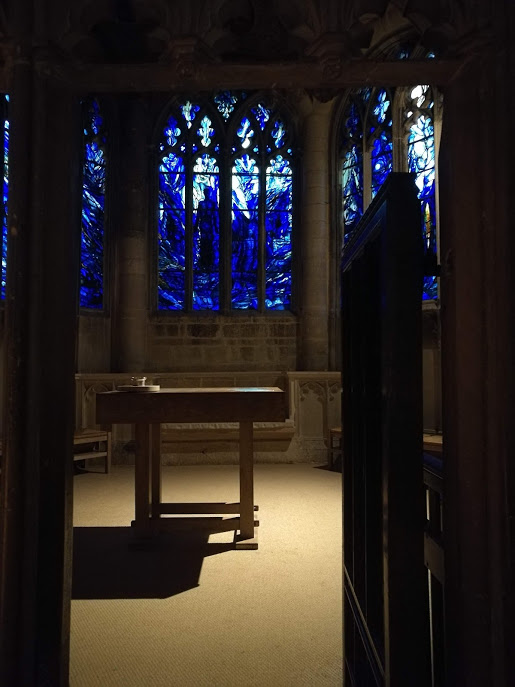 More Tom Denny stained glass in Gloucester Cathedral…sighs…