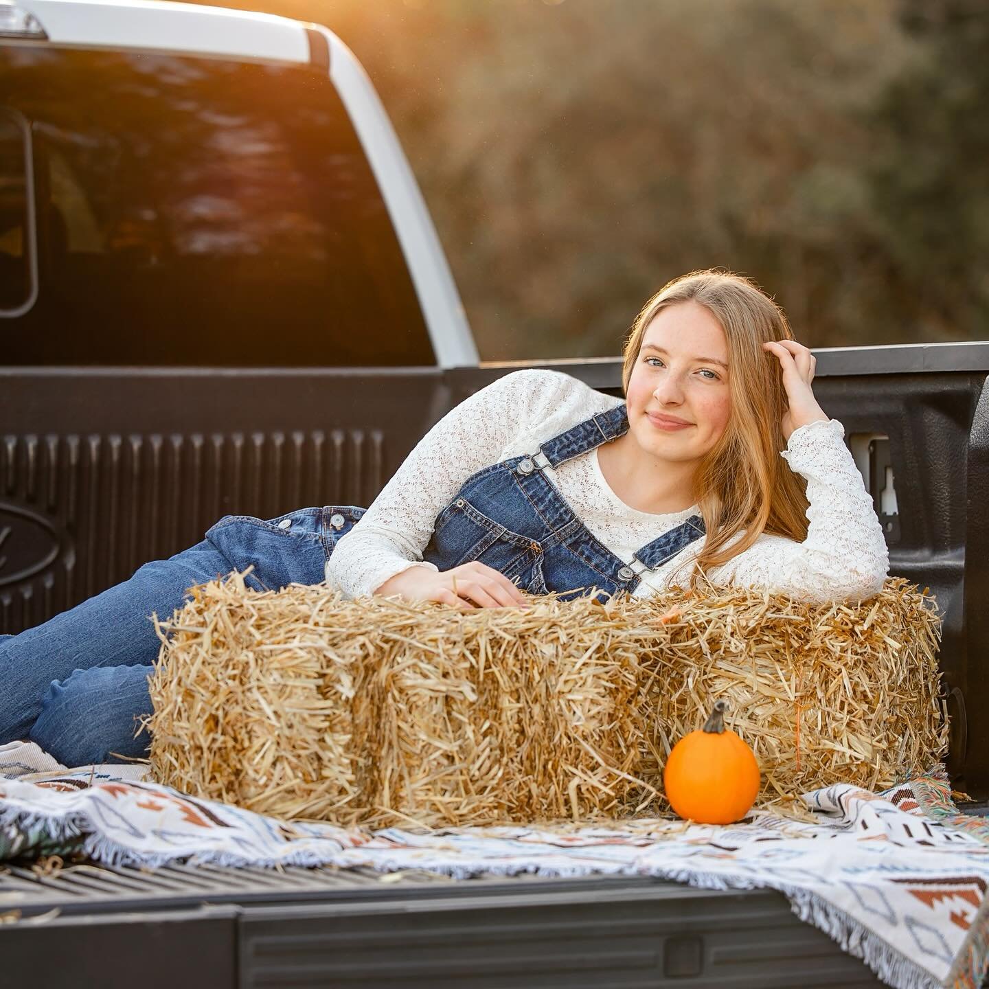 Seniors&amp;Sunsets *insert heart eyes here*
&bull;
&bull;
#lizcophoto #daytonohio #daytonphotographer #caesarscreek #seniorpictures #highschoolseniors #highschoolseniorphotographer #miamisburgohio #canonr6 #seniorportraits #classof2025 #daytonsenior