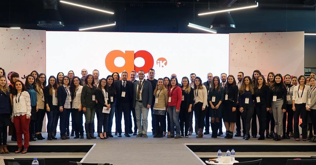Genel Müdürümüz Emrah Yolaç, Tofaş Akademi’nin düzenlediği GO İK etkinliğinde, Tofaş Akademi Müdürü Selçuk Alimdar ile birlikte insan kaynakları yöneticileri ve profesyonellerine hitap ederek, farkındalık temasını işledikleri İlham Veren Konuşma performansı gerçekleştirdiler.