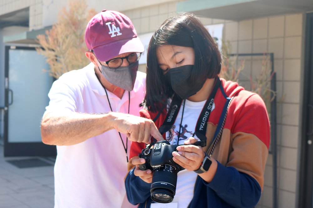  Mentor Ken reviews images during the shoot. 