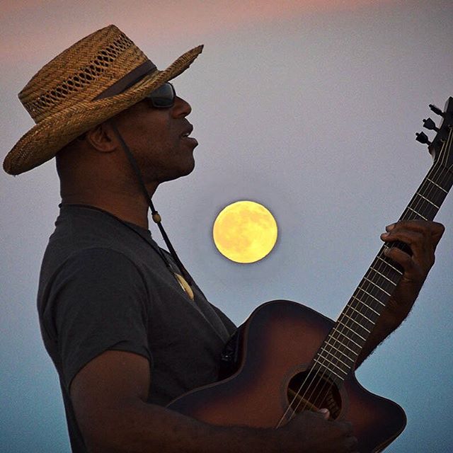 Singing at the full moon #keithrobinsonmusic #keithrobinsonguitar #fullmoon