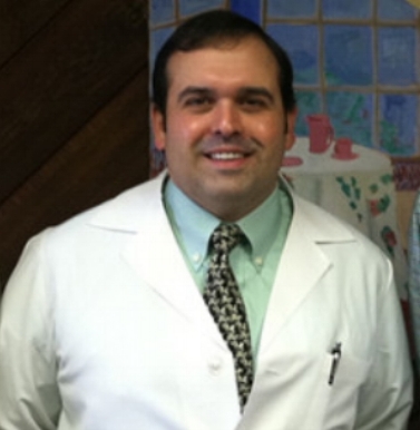 LEWIS BENEFIELD, DVM Dr. Lewis Benefield has enjoyed practicing veterinary medicine in Montgomery for almost 20 years. As a Montgomery native, he has enjoyed seeing the city expand and is very excited to open a new clinic in east Montgomery. The care and service his midtown clients have grown to love will now be provided to veterinary patients on the east side. Outside of work, Dr Benefield enjoys all types of sports, especially those that his three kids are participating in! He also enjoys his equine practice, his cattle herd, and the outdoors in general.