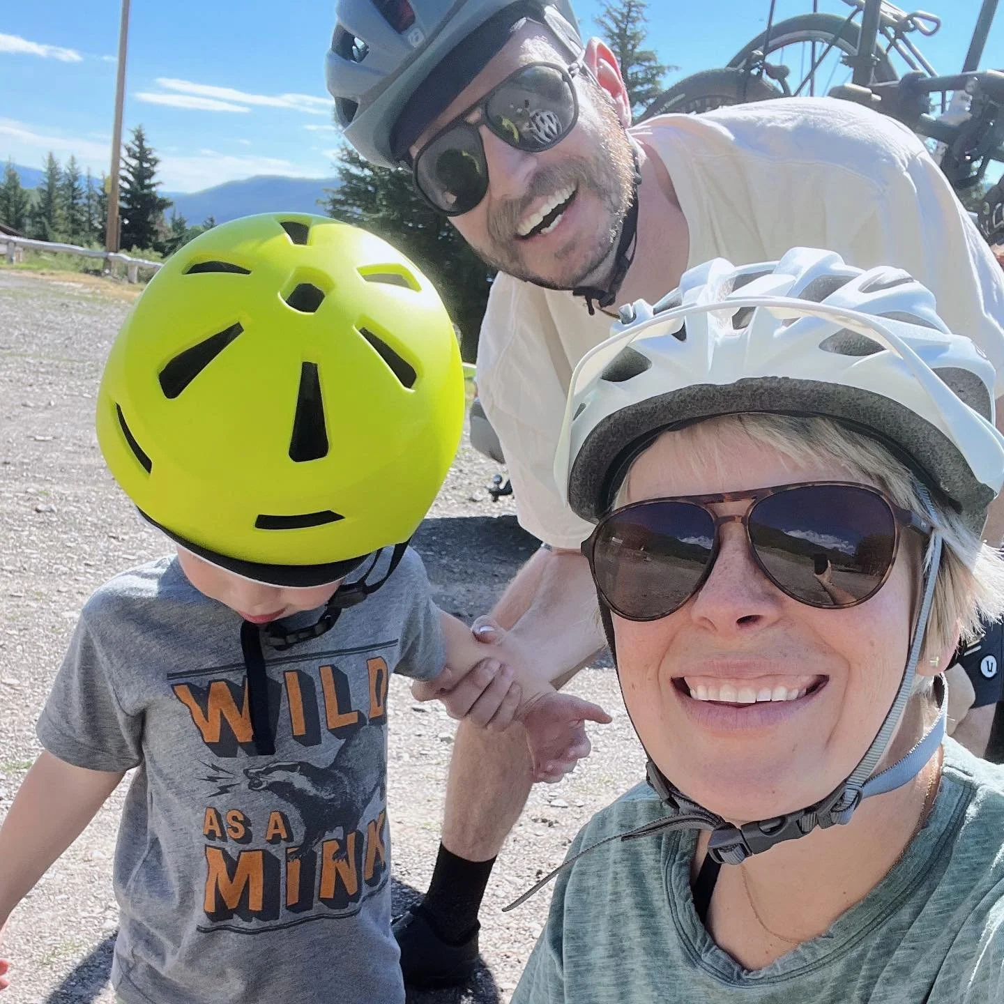 Two pictures one year apart.

Today I biked around a beautiful lake in Utah with my fam. We laughed and played in the river and every ounce was wonderful. 

Last year on this day I was in a hospital room recovering from my DMX surgery. It was the poi