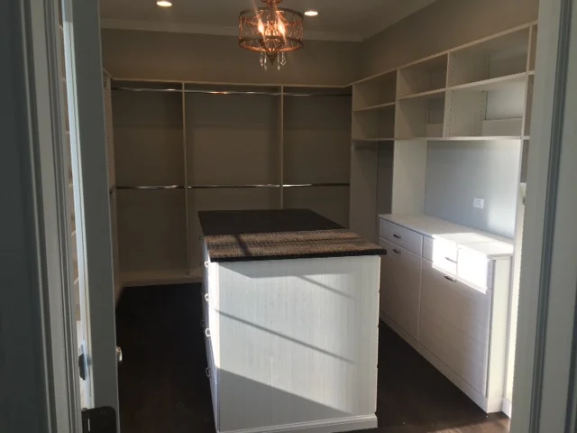  Contemporary style (C) Mahogany Crocodile Countertop made with &nbsp;dECOLeather &nbsp;dECOLeather Recycled Leather Veneer by Formica Group 