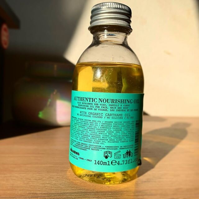 This #authenticnourishingOil by @davinesnorthamerica is an amazing all purpose beauty oil. 
Can be used on hair, scalp, face and body! 
Has a fragrance naturally because of the oil blend but it&rsquo;s gender neutral in my opinion and doesn&rsquo;t o