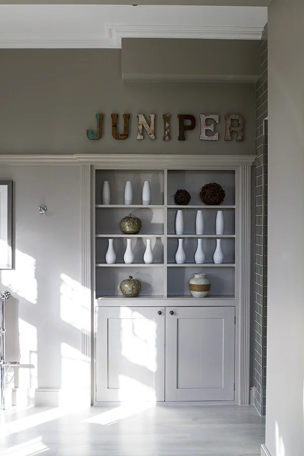 The bathroom in the Juniper room